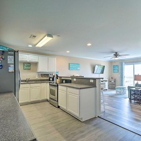 Ocean-View Oak Island Condo, 1 Block To Beach! 외부 사진