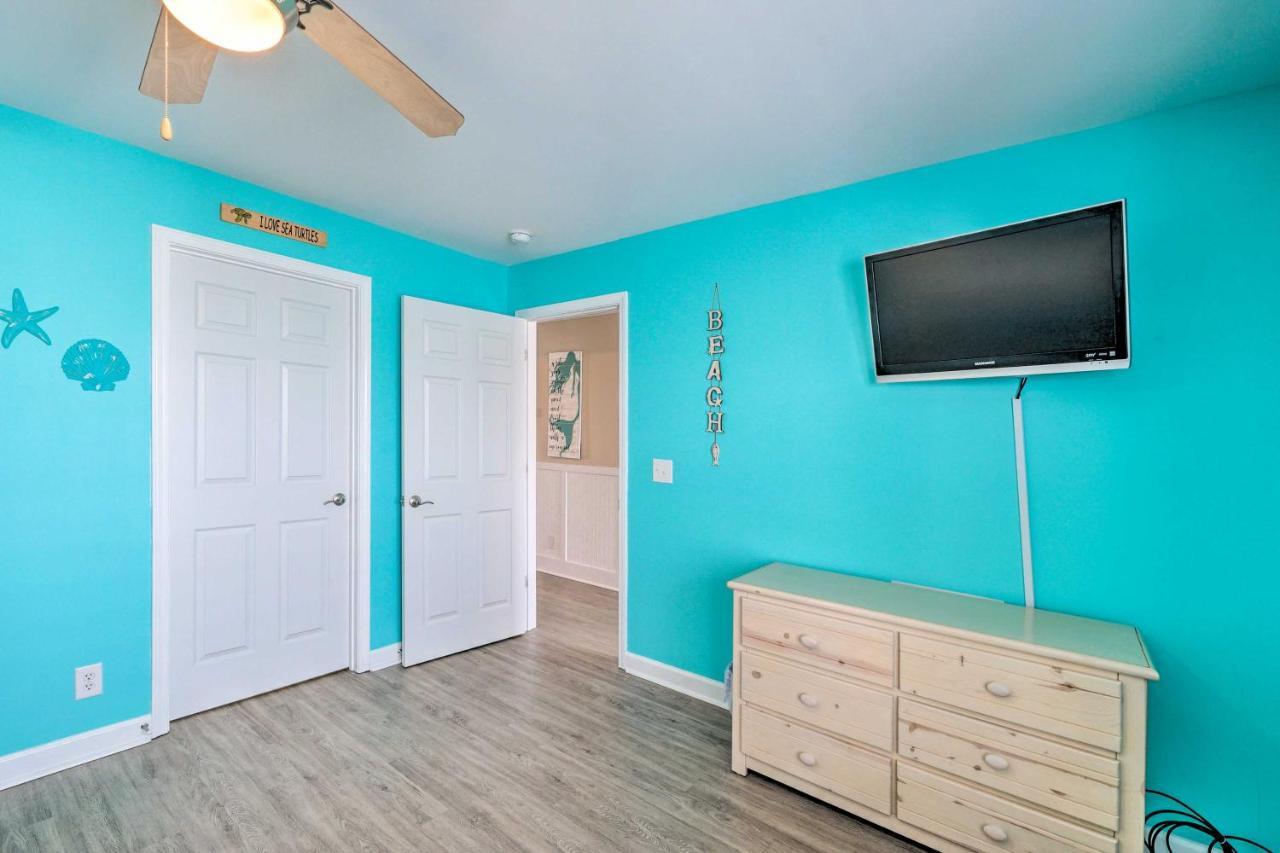 Ocean-View Oak Island Condo, 1 Block To Beach! 외부 사진