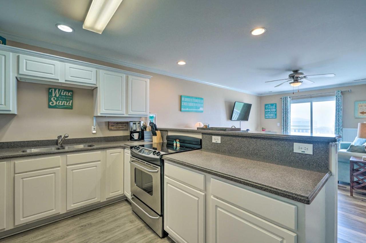 Ocean-View Oak Island Condo, 1 Block To Beach! 외부 사진