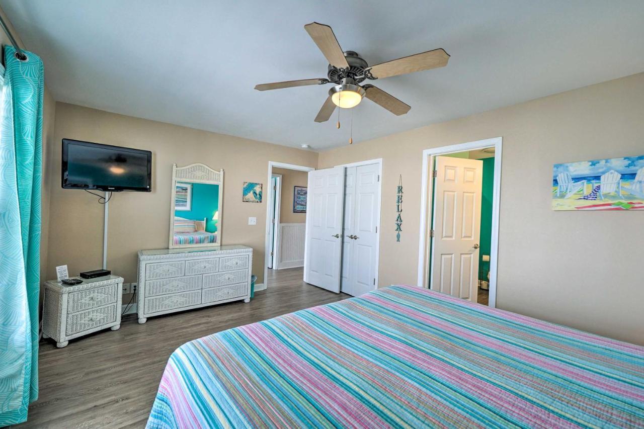 Ocean-View Oak Island Condo, 1 Block To Beach! 외부 사진