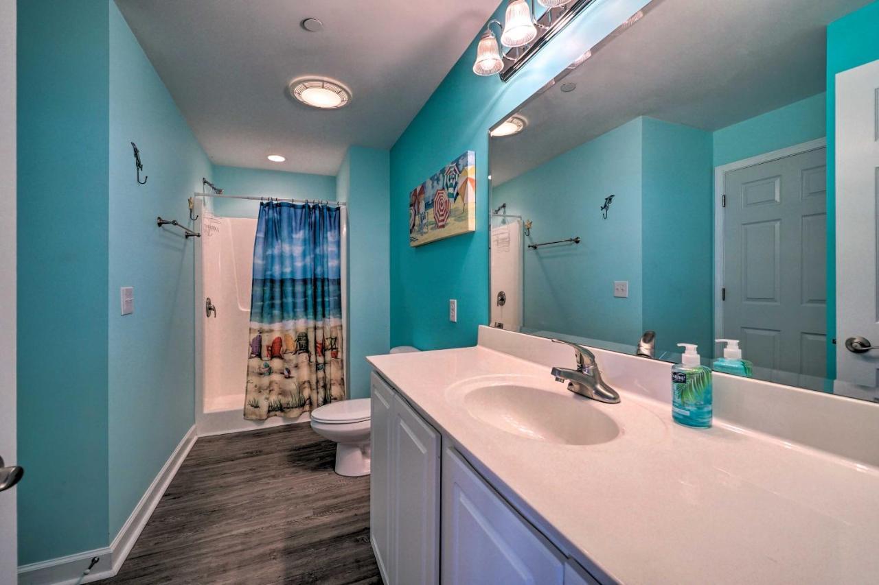 Ocean-View Oak Island Condo, 1 Block To Beach! 외부 사진