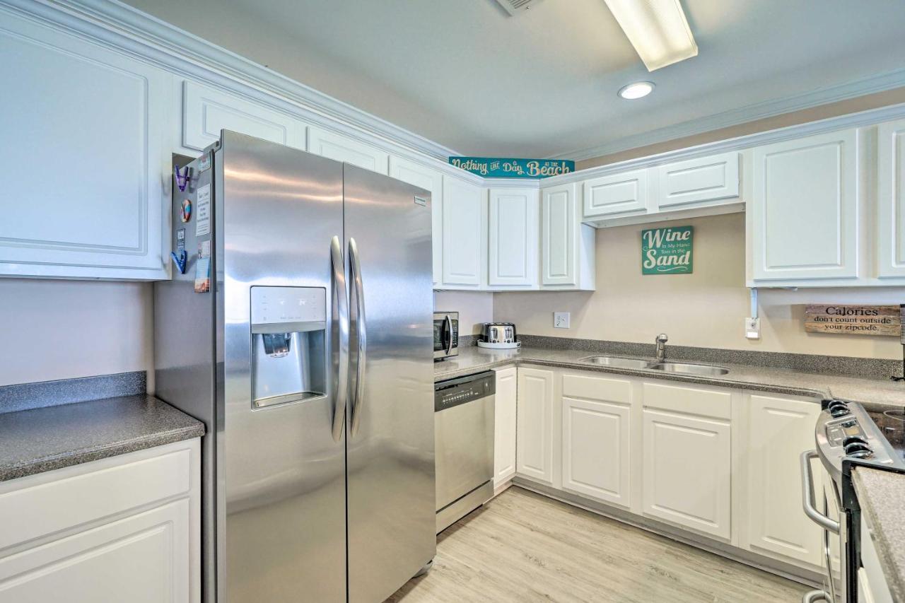 Ocean-View Oak Island Condo, 1 Block To Beach! 외부 사진