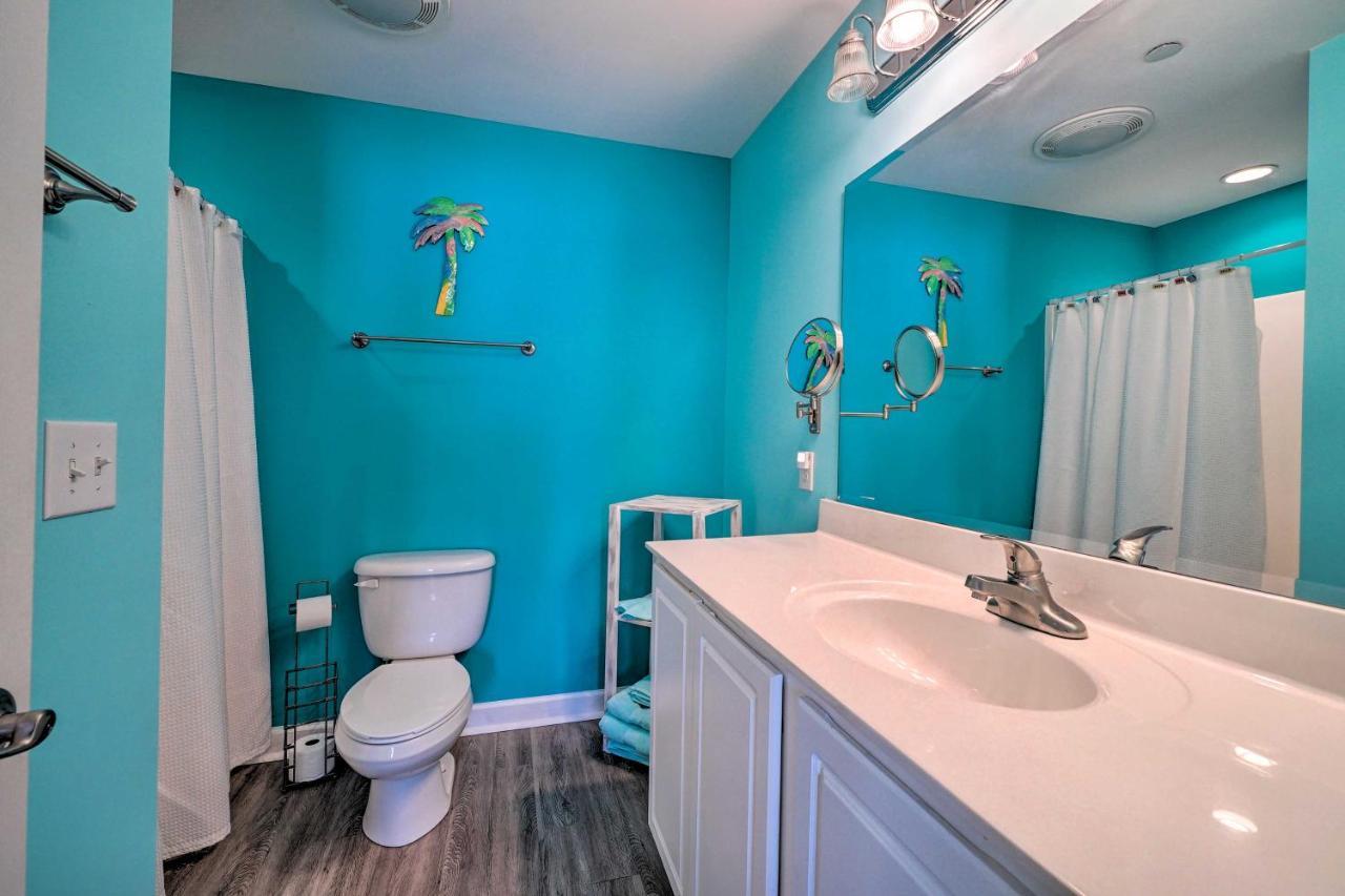 Ocean-View Oak Island Condo, 1 Block To Beach! 외부 사진